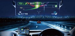 ヘッドアップディスプレイはドライバーの約3m先に90×30cmで表示される。これほどAR情報の光源はRGBレーザーで、視認性も高そうだ