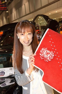 驚き！フロアマットの女性社長がキャンギャルよりかわいかった！！【NEXT】プレシャス社長・青木史枝
