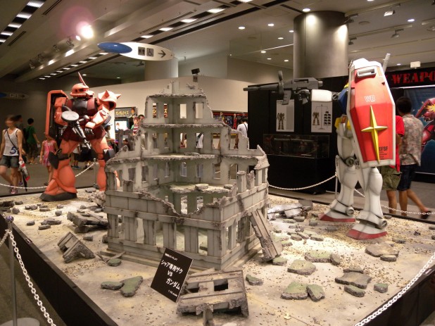 実物大シャア専用ザクのヘッド部が出現! 「機動戦士ガンダム シャア