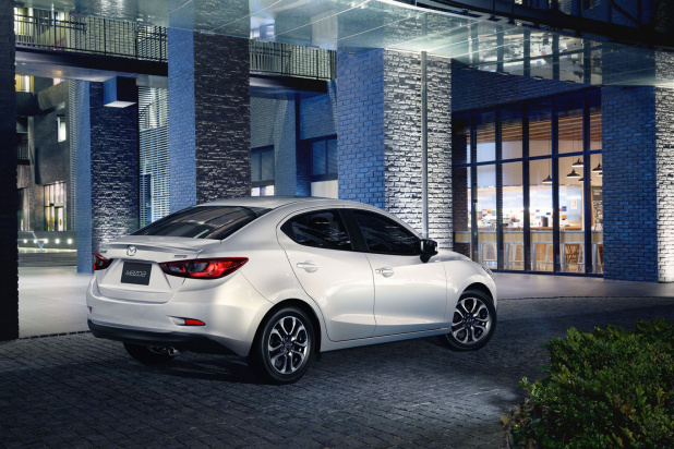 Mazda2_05