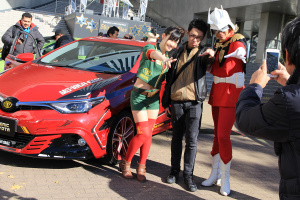 お台場ガンダムの前でシャア専用オーリス?の魅力をシャア・アズナブル