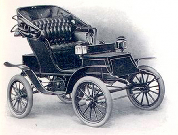 自動車初期は、電気、蒸気、内燃機関が競い、電気が多数でした。米ステュドベーカー社の1903 EVも操舵柄です。
