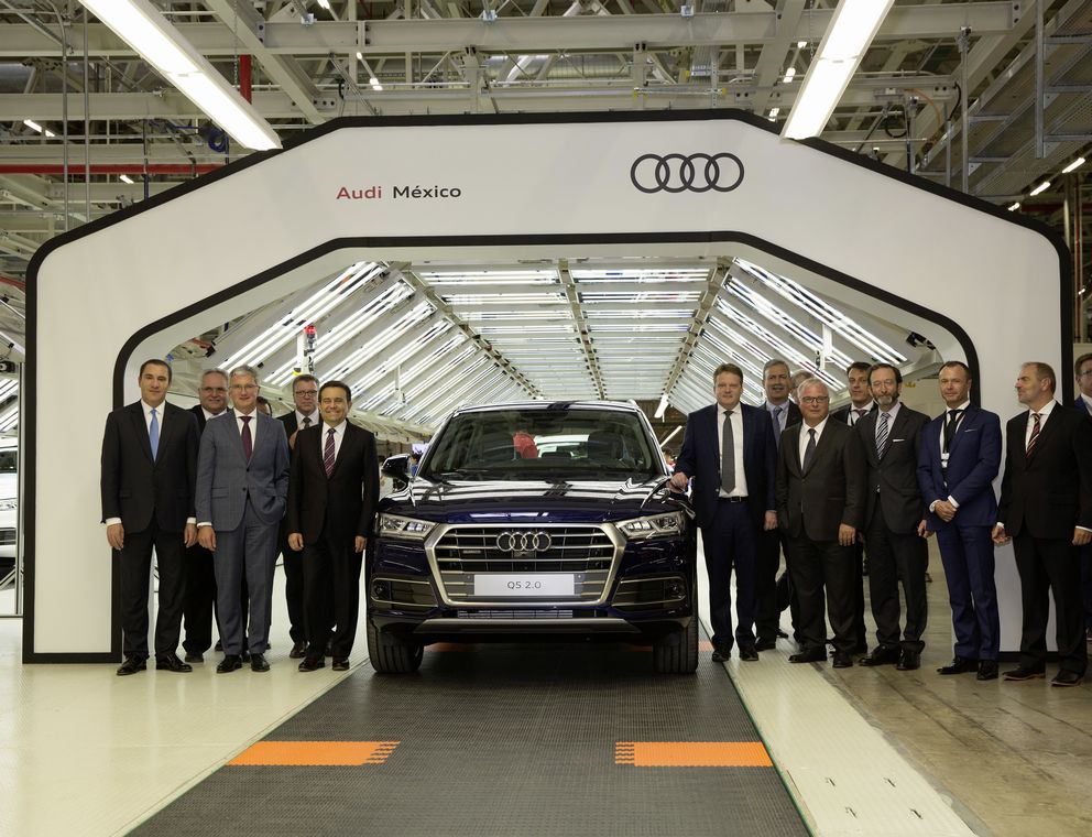Audi Mexiko: Guests of the inauguration event in the Audi plant in San José Chiapa at the finish line in Assembly. © AUDI AG
