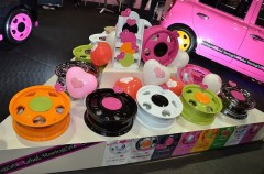 女子でも簡単にデコれちゃう！愛車をキラキラ！ハートのホイールでかわいく！！（G-CORPORATIONブース）【大阪オートメッセ2012】