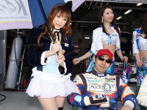 またパンツ見えてない？KYOSHOアリスランサーのレースクイーン