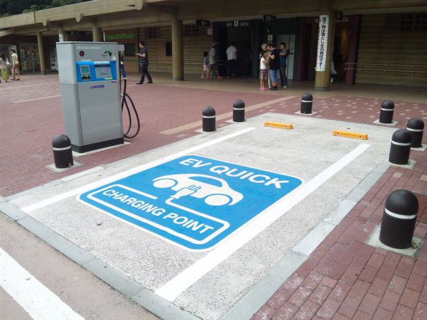 「無料で充電！こんなところに電気自動車急速充電スタンド」の1枚目の画像