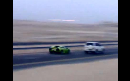 「日産のクロカン４WD「パトロール(サファリ)」がランボルギーニ・ムルシエラゴに速さで立ち向かってしまった映像【動画】」の1枚目の画像