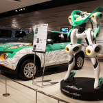 アートカーのJukeと共に展示されるロボット　vox aura