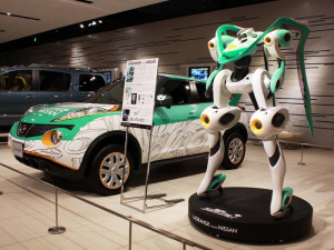 アートカーのJukeと共に展示されるロボット　vox aura
