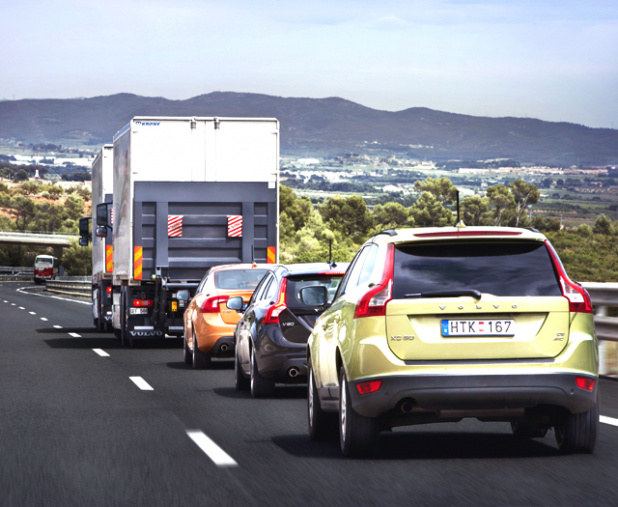 「高速道路で運転中に手放しで寛げるVOLVOの革新技術とは?」の1枚目の画像