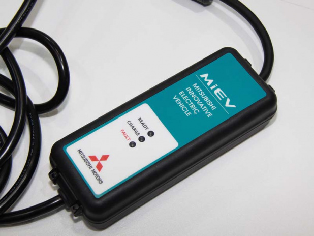 「ミニキャブMiEVの充電ケーブルは日産と共通の安全装置付」の4枚目の画像