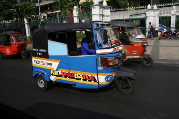 「ジャカルタにはバジャイ（BAJAJ）という三輪車が走っています【インドネシア自動車事情】」の2枚目の画像