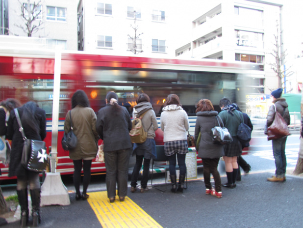 「大地震直後の東京⑤交通網マヒでバスに長蛇の列【緊急ルポ】」の4枚目の画像
