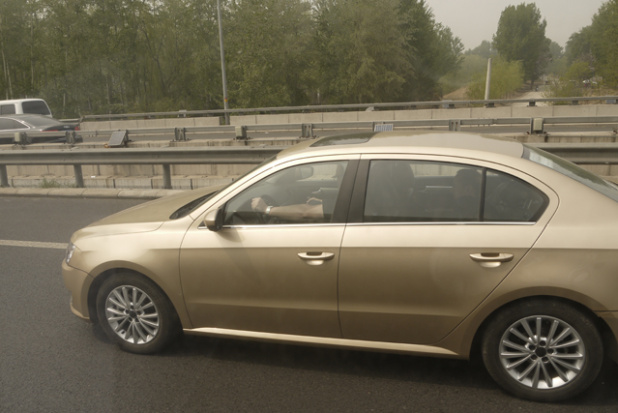 「移動中に撮ったどぉ〜！ VWの新型モデルSCOOP成功【北京モーターショー2012】プレレポート・その2」の2枚目の画像