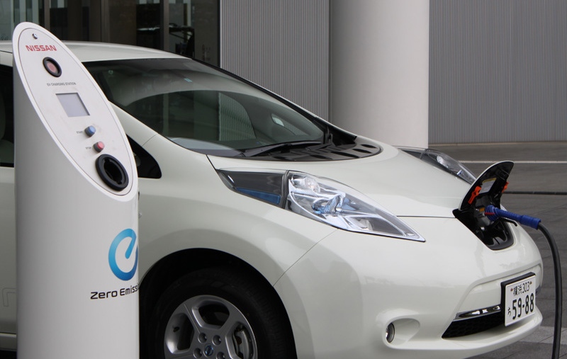 リーフのバッテリーに太陽光発電で作った電気を日産本社で貯めています Clicccar Com