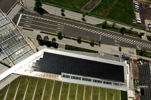 日産グローバル本社5階屋上の太陽光発電パネル