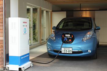 日産自動車、「日産リーフ」の駆動用バッテリーから一般住宅へ 電力供給するシステムを公開