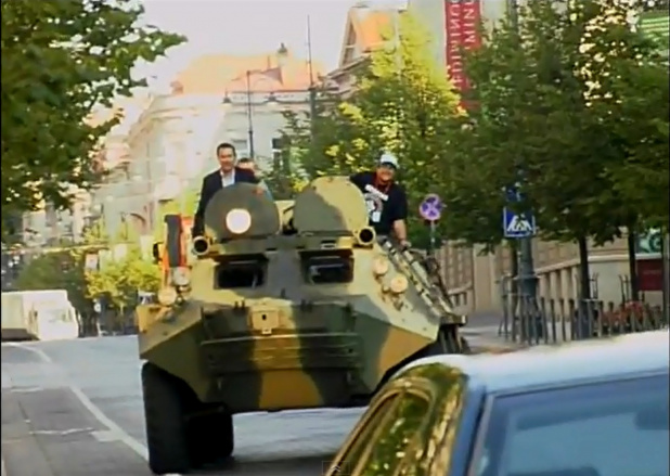 「悪質駐車違反には軍隊が出動！ 装甲車で○△しちゃいます！」の1枚目の画像