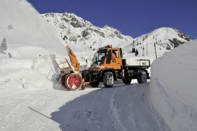 「雪かきに活躍する四輪操舵のスーパーマシン」の4枚目の画像