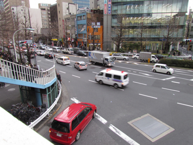 「大地震直後の東京②道路は渋滞し、歩道には多くの人が【緊急ルポ】」の2枚目の画像