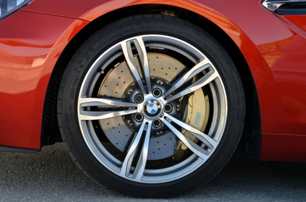 「BMW M6はこだわり抜いた専用パーツで華麗な走りを極めた高性能スポーツカー」の6枚目の画像