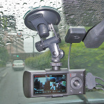 「車内と車外を同時撮影できるダブル広角レンズ搭載のドライブレコーダー」の1枚目の画像ギャラリーへのリンク