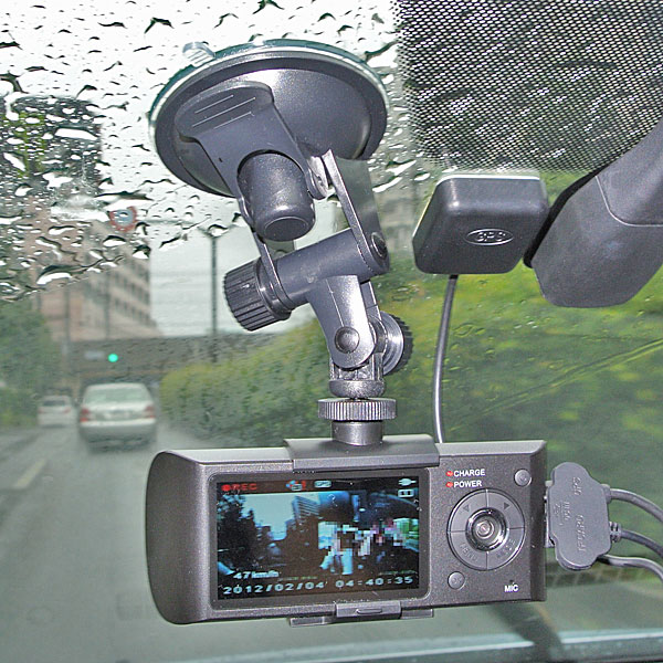 「車内と車外を同時撮影できるダブル広角レンズ搭載のドライブレコーダー」の1枚目の画像