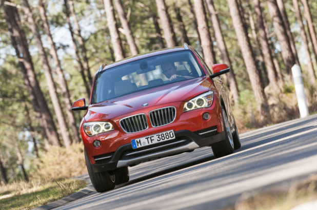 「BMW Ｘ１がマイナーチェンジ。アイドリングストップ装備で燃費も最大14.9km/Lに」の1枚目の画像