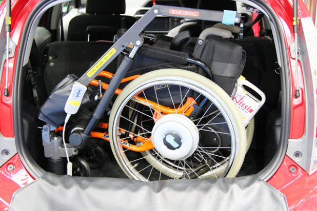 「車いすを自動車のルーフにラクラク収納する画期的な装置が登場【国際福祉機器展2012】」の2枚目の画像