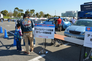 お母さんにもイザという時の体験を！真っ逆さまになる体験や急ブレーキなどを体感！