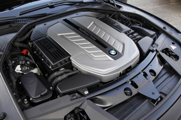 「BMWの12気筒サルーンが25周年、歴代エンジンを振り返る」の4枚目の画像