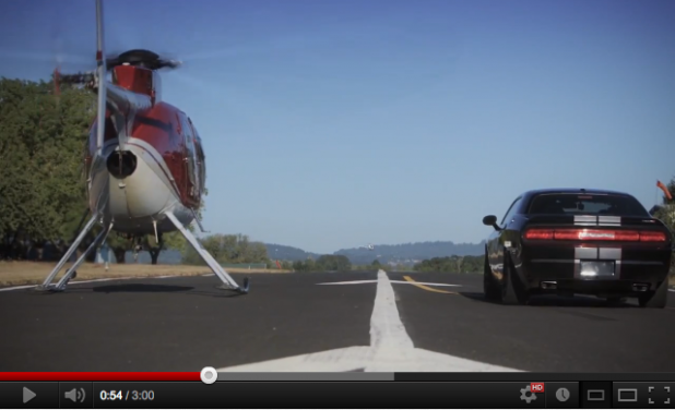 「異種乗り物対決　ヘリコプターとマッスルカーはどっちが速い!?【動画】」の1枚目の画像