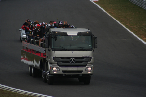 「超豪華! ベンツトラック載ってる荷物とは?【2012F1韓国GP】」の8枚目の画像