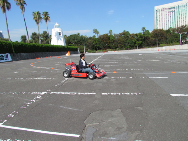 「大人が子供の笑顔になるX-kart無料試乗会やってます in お台場 船の科学館駐車場」の3枚目の画像