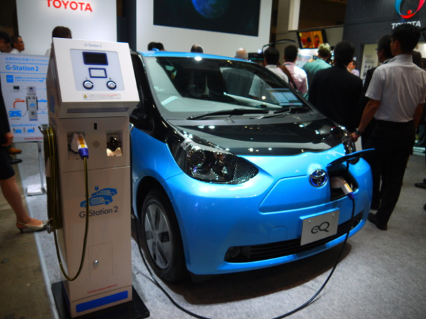 「トヨタが小型EV「eQ」と逆潮流対応充電スタンドを披露 【CEATEC JAPAN 2012】」の1枚目の画像