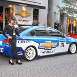 「麻布十番商店街に本物のレーシングカーが路上駐車！」の1枚目の画像ギャラリーへのリンク