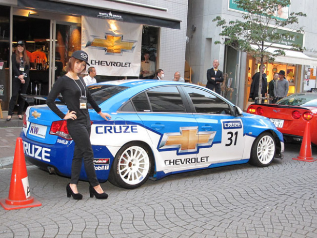 「麻布十番商店街に本物のレーシングカーが路上駐車！」の1枚目の画像