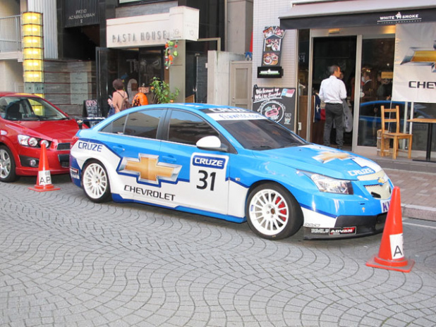 「麻布十番商店街に本物のレーシングカーが路上駐車！」の2枚目の画像