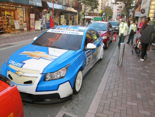 「麻布十番商店街に本物のレーシングカーが路上駐車！」の3枚目の画像