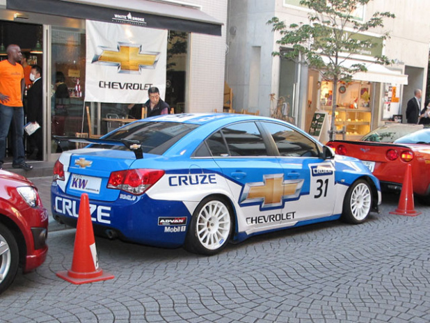 「麻布十番商店街に本物のレーシングカーが路上駐車！」の4枚目の画像