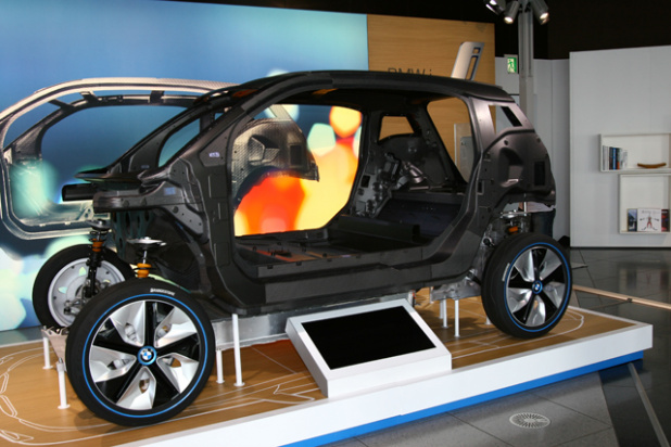 「電気自動車BMW i3は軽量カーボンボディで駆け抜ける悦びを演出」の1枚目の画像