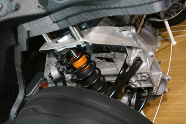 「BMWの電気自動車 i3のカーボンボディをしっかり支えるアルミユニットに注目」の3枚目の画像