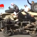 ここまでするか!? 　片輪走行で見せるサウジアラビアの驚愕パフォーマンス！【動画】 - 片輪走行　タイヤ交換