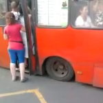 コレがホントのノンステップバス。ロシアのバスが超低床な理由とは？【動画】 - ロシア　バス