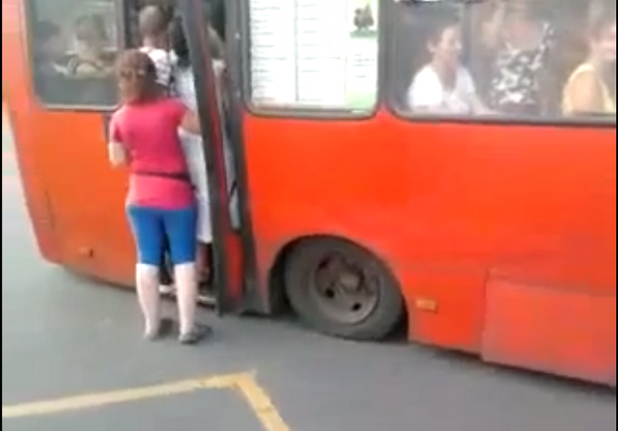 「コレがホントのノンステップバス。ロシアのバスが超低床な理由とは？【動画】」の1枚目の画像