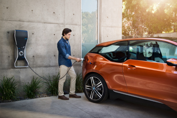 「BMWがスタイリッシュなEVクーペをLAオートショーで初公開」の3枚目の画像