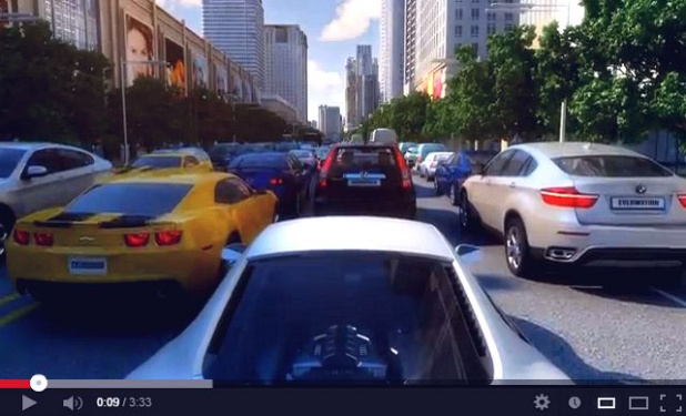 「渋滞中の自動車をまたいで走る近未来型バスが登場 !【動画】」の1枚目の画像