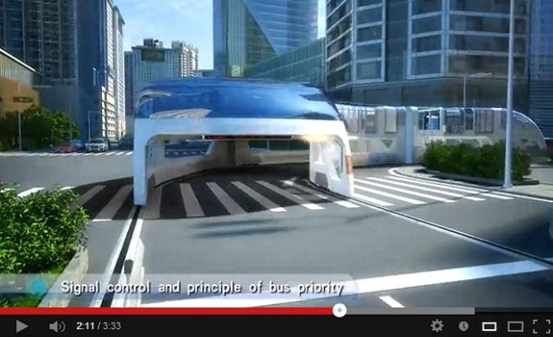 「渋滞中の自動車をまたいで走る近未来型バスが登場 !【動画】」の10枚目の画像