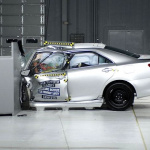IIHS衝突試験の新評価で判明した人気車の意外な弱点とは? - Toyota Camry 2012
