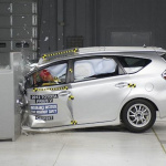 IIHS衝突試験の新評価で判明した人気車の意外な弱点とは? - Toyota Prius v 2012 